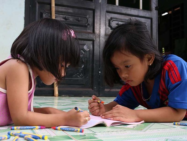 Cái Tết đầu tiên của 2 đứa trẻ bị trao nhầm