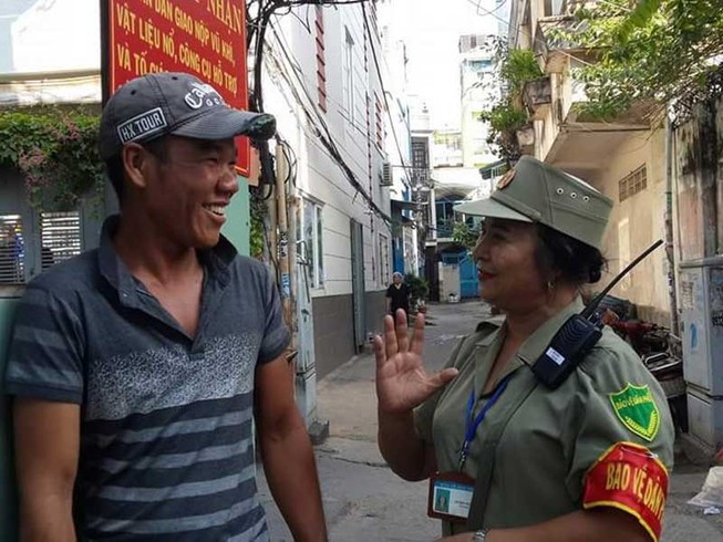 Nữ bảo vệ dân phố 62 tuổi ngăn 'cái chết trắng'