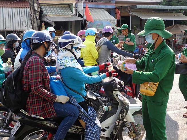 Người dân đổ về Sài Gòn chuẩn bị đi làm