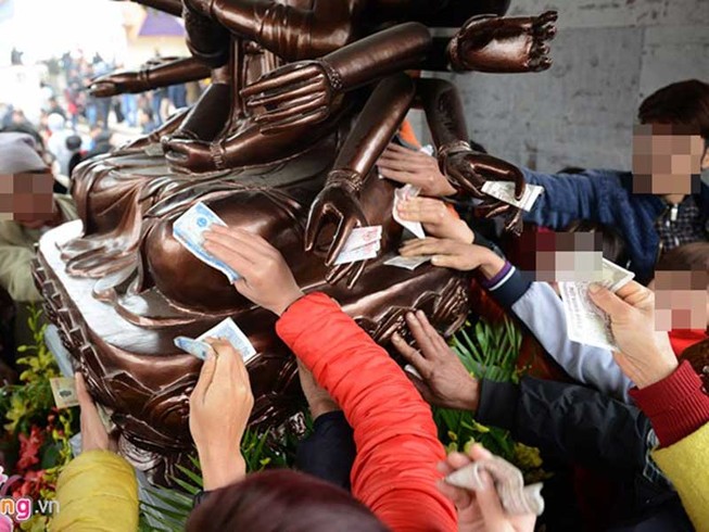 Đặt tiền vào tay thánh thần là hối lộ thô thiển