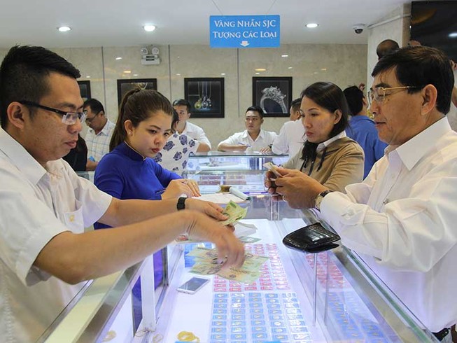 Giá vàng miếng giảm mạnh ngày Thần tài