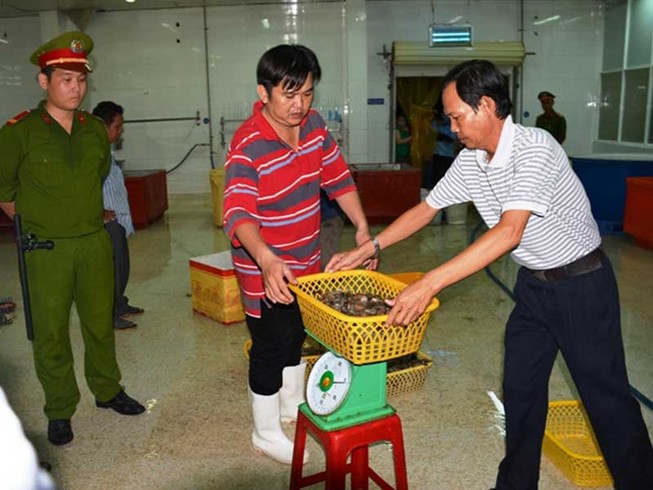 ‘Tránh hôm trước là anh hùng lao động, hôm sau bị bắt’