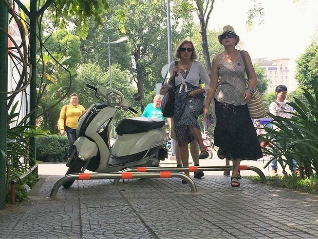 Vì sao quận 1 gắn barie trên vỉa hè?