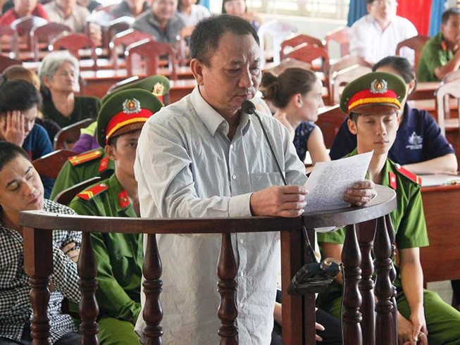 Thay vành móng ngựa bằng bục khai báo