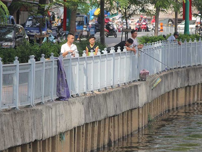 Nạn câu cá tái diễn ở kênh Nhiêu Lộc