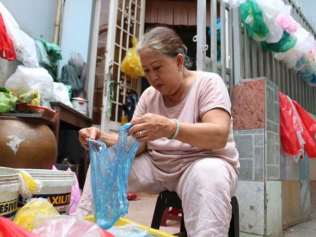 Dì Nâu 30 năm phơi cơm