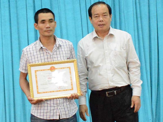 Tuyên dương tài xế lái xe cứu trạm xăng