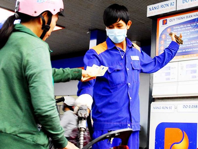 Lạ lùng đề xuất tăng thuế xăng lên 8000 đồng/lít !