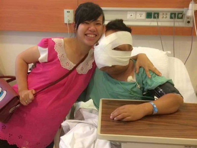 Người đẹp khuyết tật và chàng trai có khối u che mặt