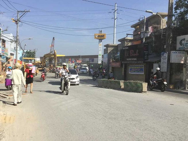 Làm đường bụi bay mù mịt