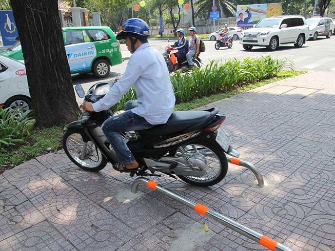 Đặt barie trên vỉa hè là sai luật!