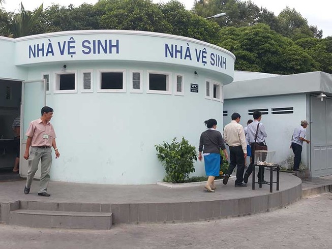 Không có nơi xả, chúng tôi phải mặc bỉm khi ra đường!