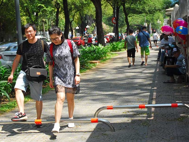 Barie trên vỉa hè: Càng giữ càng sai!