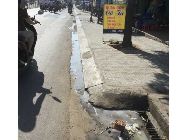 Quán cơm xả nước thải trực tiếp ra đường