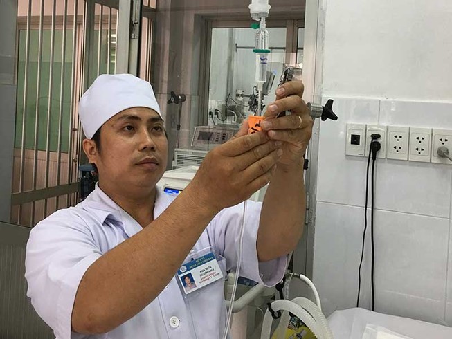 Nam điều dưỡng kể chuyện hài cho bệnh nhân quên đau