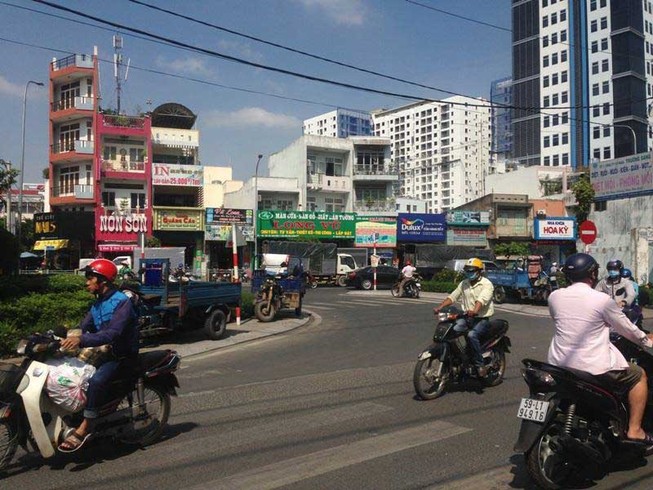 Đậu xe ngay ngã ba đường