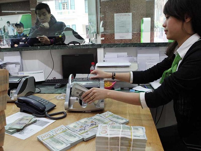 Đã đến lúc nâng lãi suất tiền gửi USD?