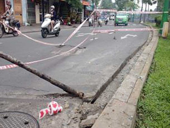Kinh hoàng sụp cống dưới kênh Nhiêu Lộc