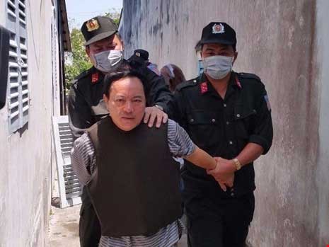 Vợ người đâm trưởng phòng tư pháp không muốn mời LS