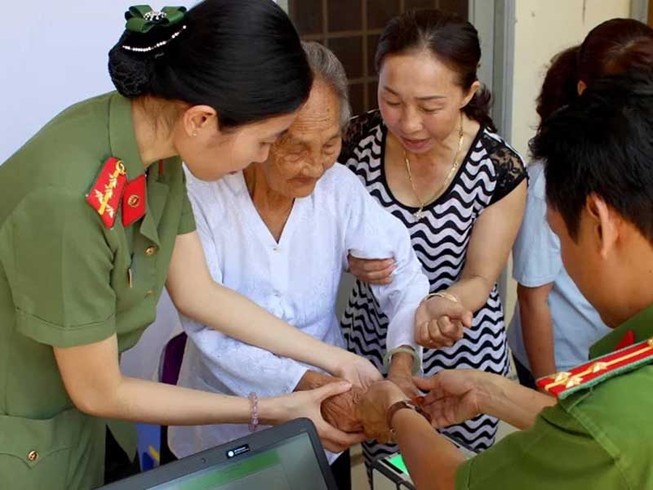 'Cán bộ về xã làm thẻ thế này, tôi mừng lắm'