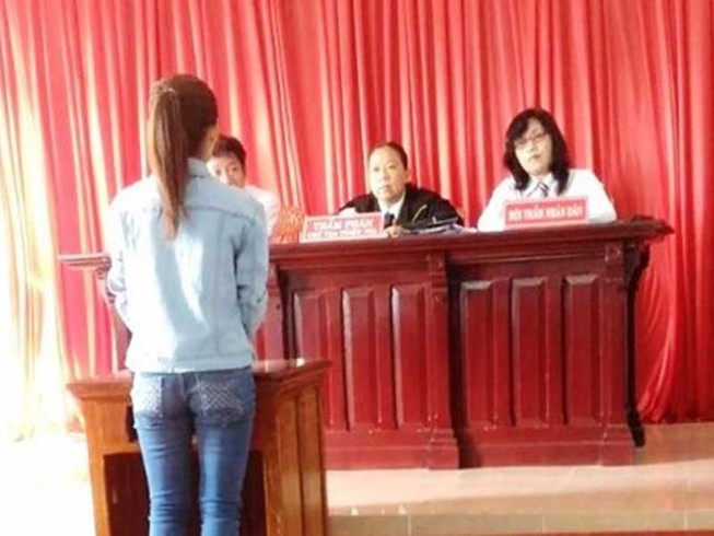Chủ tọa: 'Chị quá giỏi, tòa phục chị luôn'