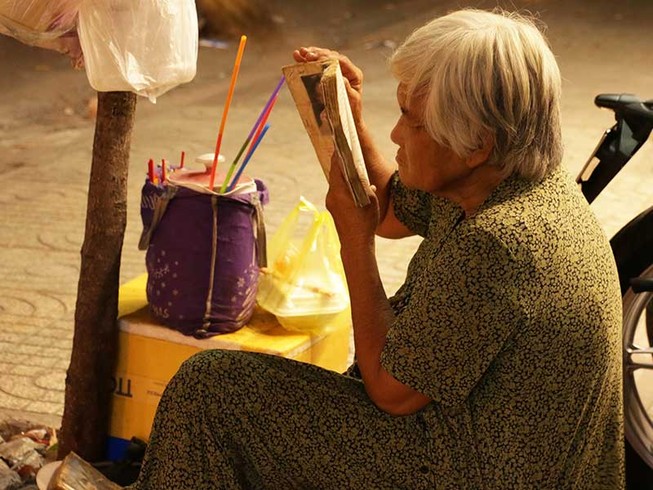 Bà Trình nghiện sách cũ