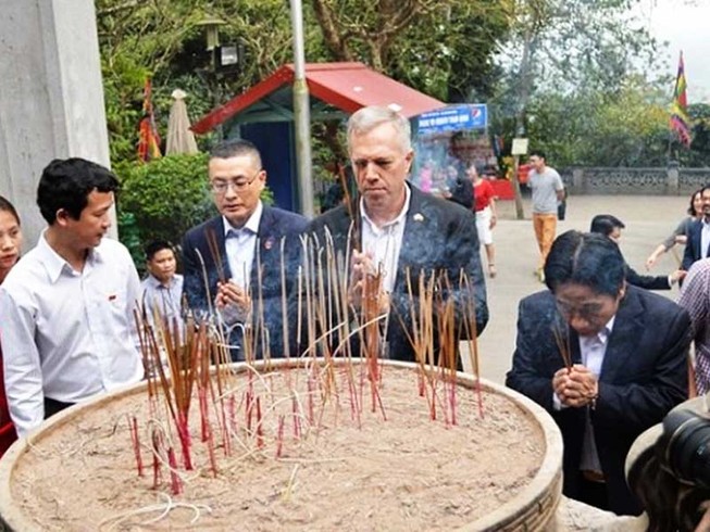 Đại sứ Mỹ đạp xe lên đền Hùng dâng hương