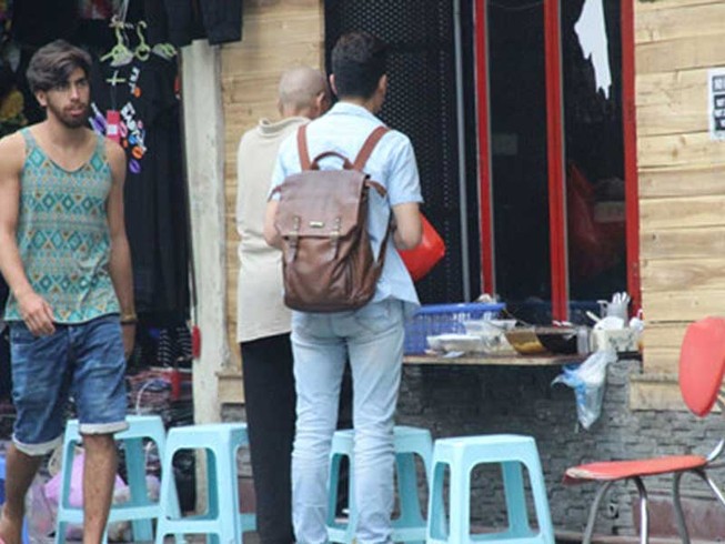 Dân Hà Nội chắt chiu từng mét vuông vỉa hè để mưu sinh