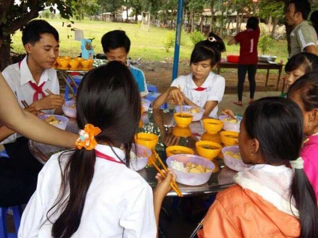 Anh Tám Khỏe giúp học sinh có bữa ‘cơm trưa có canh’