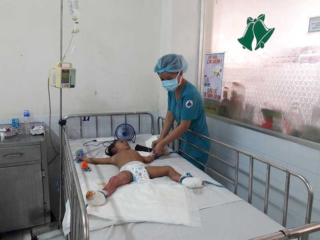 Đạp phải đống rác cháy, bé gái bị chín đôi chân