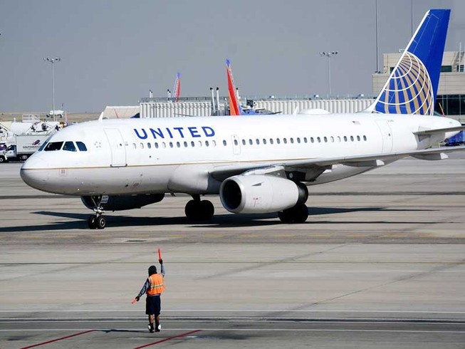Vụ kéo lê hành khách: United Airlines thiệt hại 'khủng'