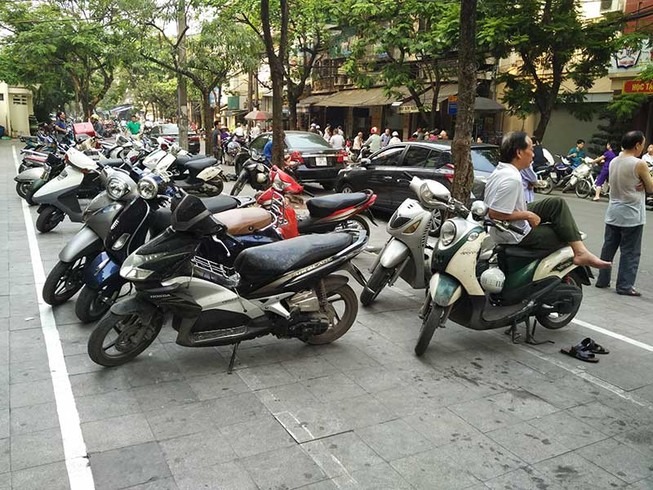 Xén vỉa hè làm bãi xe: Cú đi ngược đáng trách