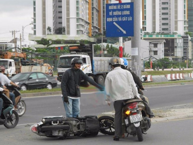 Cú quẹt xe và cái phẩy tay ‘không sao đâu’