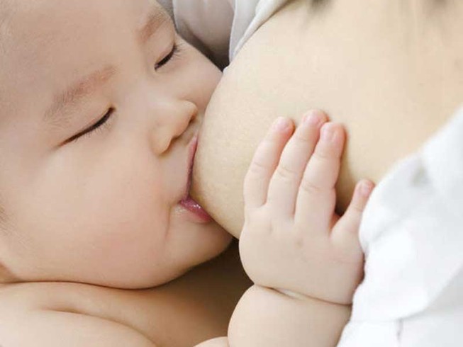 Campuchia cấm xuất khẩu sữa mẹ