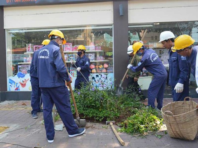 Dân tự nguyện đập bỏ tam cấp lấn vỉa hè