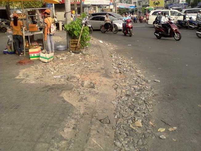 Tan nát vỉa hè!