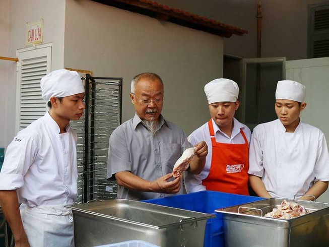 Thầy bếp Hội và trường dạy nghề miễn phí