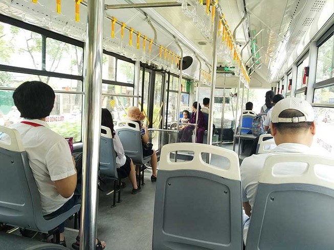 Tranh cãi cho buýt thường đi vào làn buýt nhanh