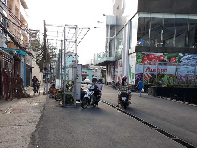 Tòa nhà dựng khung sắt giữa đường khiến dân bất an