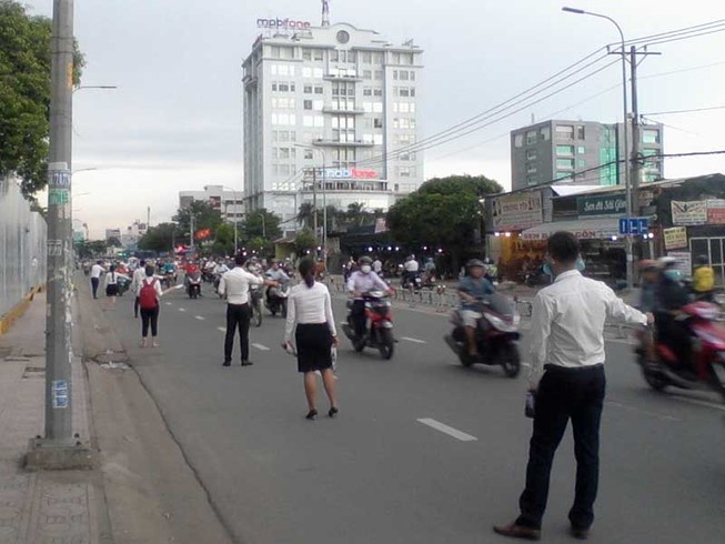 Tràn ra đường phát tờ rơi nhà cao cấp
