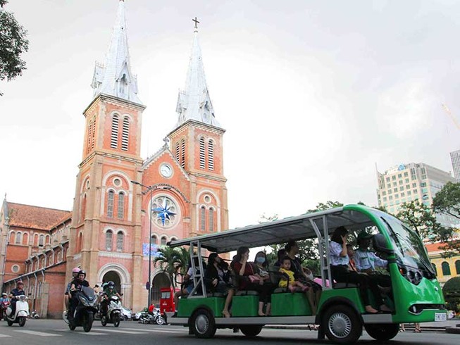 Ngắm thành phố bằng xe điện du lịch