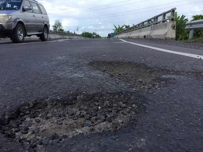 Đường tránh Cai Lậy chưa nghiệm thu đã hỏng