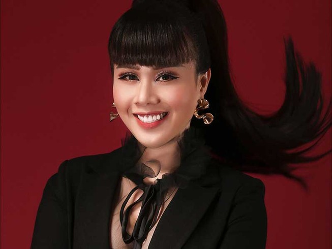 Hoa hậu Quý bà hoàn vũ làm thời trang từ lãnh Mỹ A