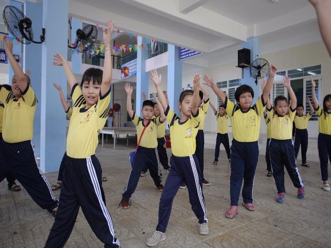 Thoát cảnh trường ‘treo’, thầy trò mừng rơi nước mắt