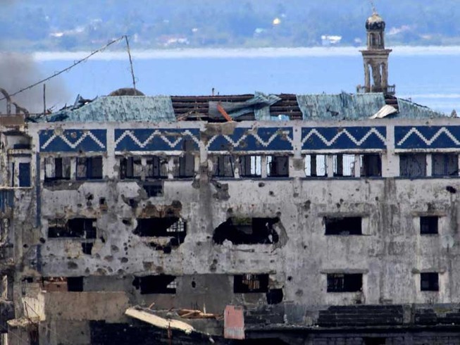 Phụ nữ, trẻ em bắn trả quân chính phủ tại Marawi