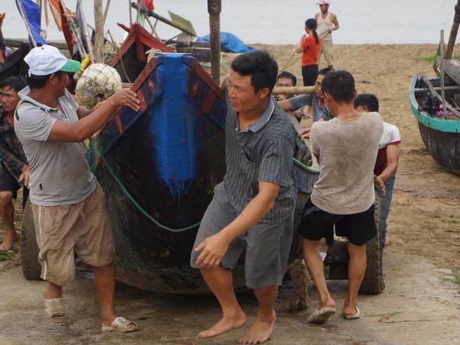 Hôm nay siêu bão ập vào đất liền