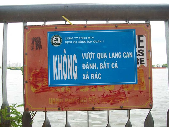 Biển báo cấm câu cá đã được thay mới