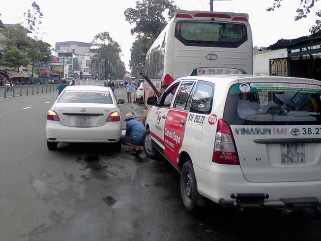 Dàn hàng ngang sửa xe hơi dưới lòng đường