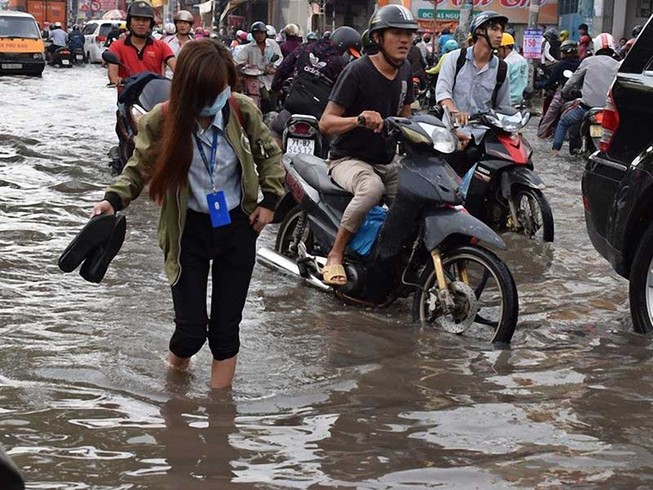 Nhiều nơi nước ngập tràn vào nhà