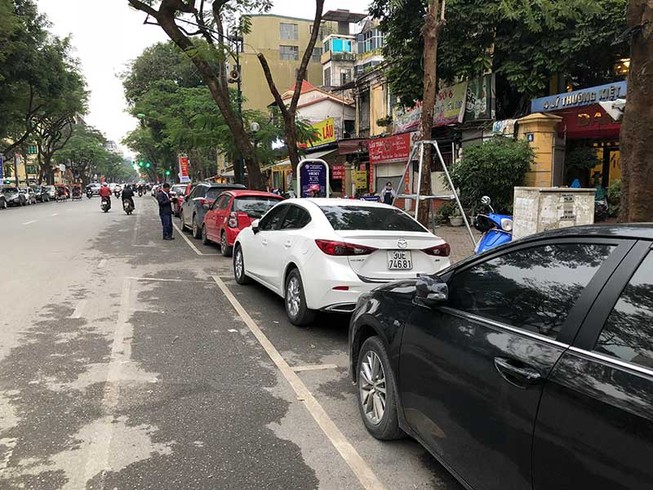 Mỗi tháng tốn 5 triệu đồng gửi xe: Chịu sao nổi?